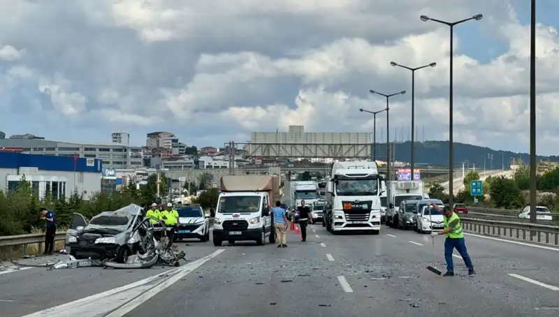 Otoyolda Meydana Gelen Feci Kaza, Üç Kişi Araçta Sıkıştı!