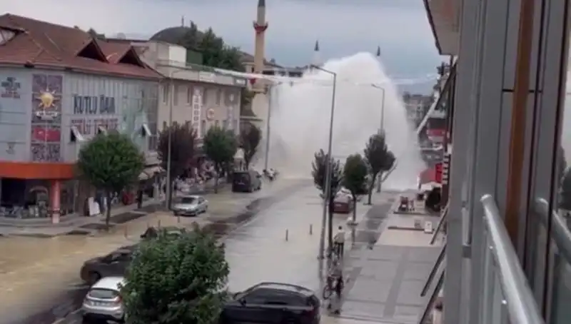 İçme Suyu Hattı Patladı: Şehirde Su Fıçkırması Panik Yarattı!