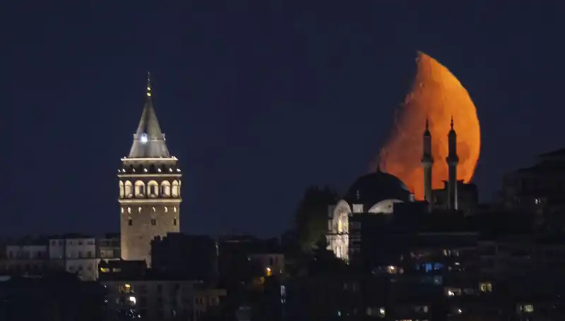 İstanbul’da Yarım Ay Gecesi: Şehrin Işıklarında Kaybolmak