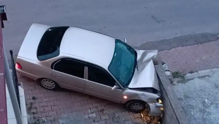 Kontrolü Kaybeden Araç Duvara Çarptı: Şans Eseri Yaralanan Yok