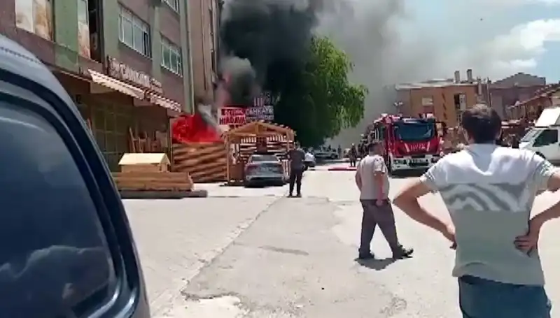 Ankara'da İş Yerlerinde Büyük Yangın: Yangın Anlarının Detayları Ortaya Çıktı