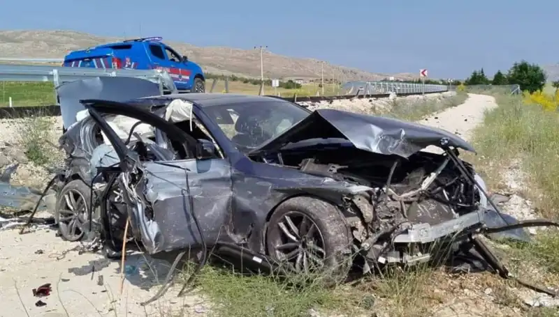 Sivas'ta Şok Edici İki Ayrı Trafik Kazası: 9 Kişi Yaralandı