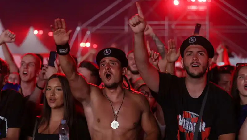 Thompson Konserinde Nazi Selamı Skandalı: Müzik Dünyasındaki Tepkiler