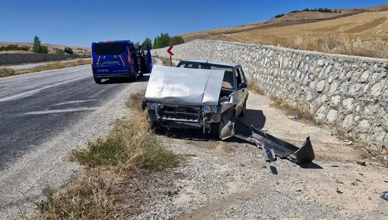Kontrolden Çıkan Otomobil Duvara Çarptı: Korkutan Kaza