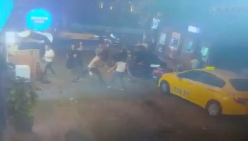 Beyoğlu'nda Laf Atma Kavgası: Kanlı Gözyaşları Sokakları Kapladı