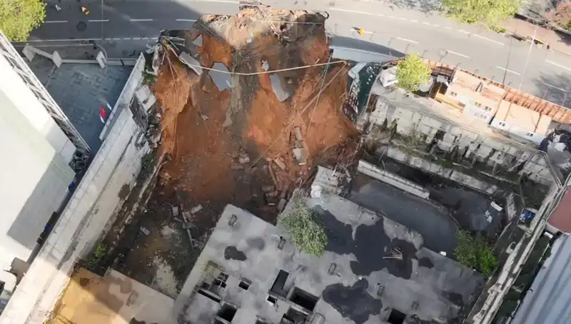 Sarıyer'de Beklenmedik Yol Çökmesi: Cadde Traficine Kapatıldı!