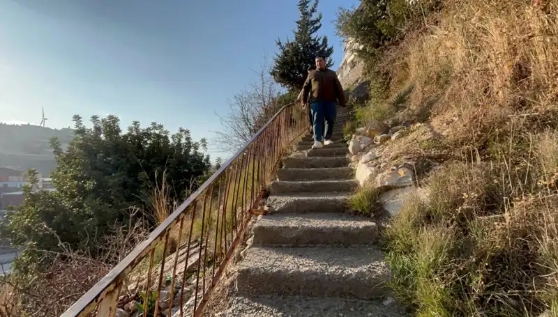 Uçurumun Kenarındaki Merdiven: 107 Basamakla Zorlu Bir Yolculuk