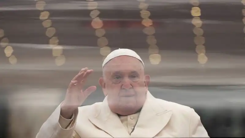 Papa Francis'ten Hastaneden Duygusal Mesaj: "Buradan Size Eşlik Ediyorum"