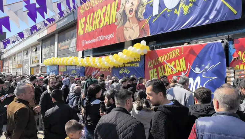 Bursa’da Büyük İndirim İzdihamı: Alışveriş Tutkunları Sokağa Döküldü!
