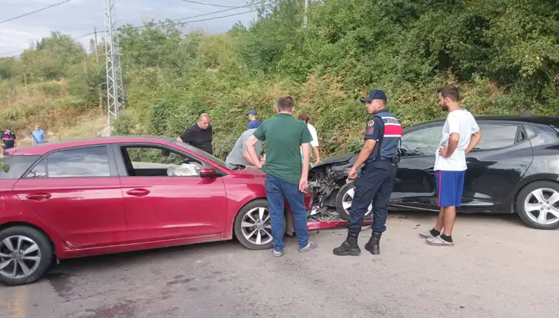 Karamürsel'de Feci Trafik Kazası: Dört Kişi Yaralandı