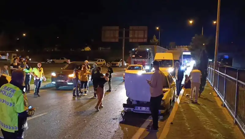 Otoyolda Geri Dönüş Yapan Araç Kazası: İki Çocuk, İki Yetişkin Yaralı