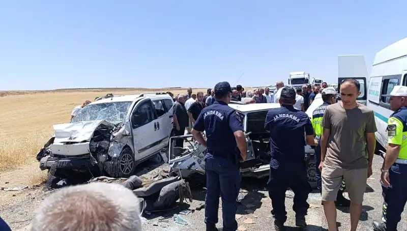 ** Şehirde Feci Kaza! Otomobil ve Hafif Ticari Araç Çarpıştı: 4 Kayıp, 1 Yaralı