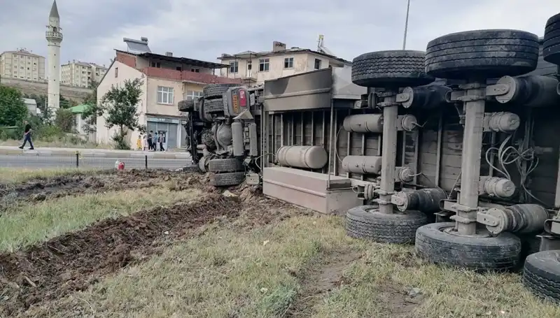 Erzurum'da Freni Boşalan TIR ile Ortalık Savaş Alanına Döndü