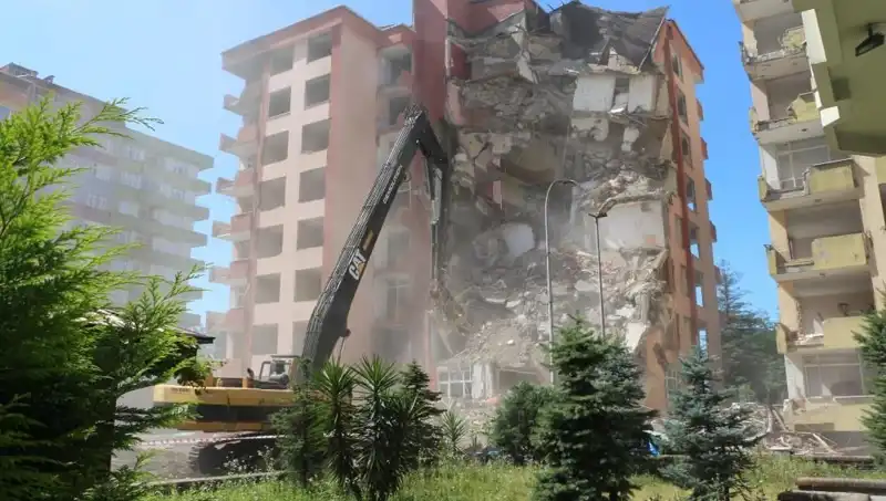 ** Şehirde Şok Etkisi Yaratan Dalgalar: İki Bina Yıkımına Başlandı**
