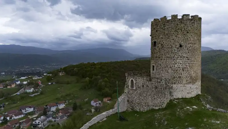 Bosna Hersek'in Sokolac Kalesi: Tarihin Derinliklerinde Zamana Direnen Miras