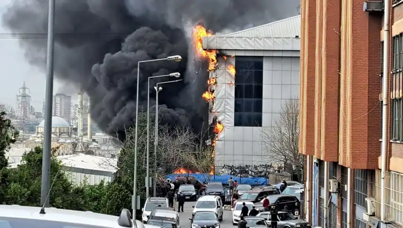 Başakşehir'deki Sanayi Sitesinde Korkutan Yangın: Ekipler Olay Yerinde
