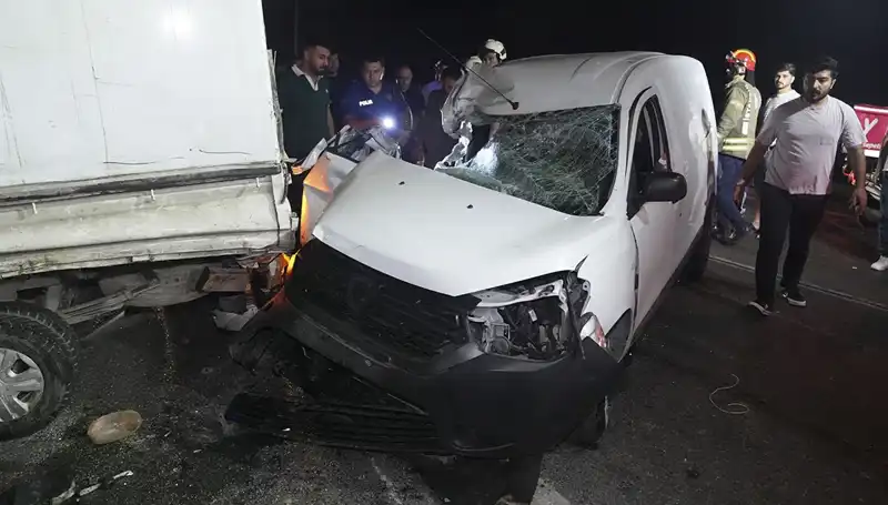 İstanbul'da Feci Kaza: Üç Kişi Yaralandı, Şehir Panik İçinde!