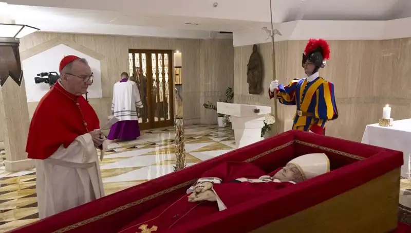 Papa'nın Tabutundaki Fotoğraflar: Duygusal Anlar Dünyayla Paylaşıldı