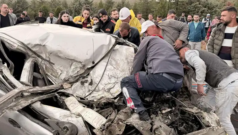 TIR ile Çarpışan Araç Kağıt Gibi Ezildi: Kaza Anı Kameralarda