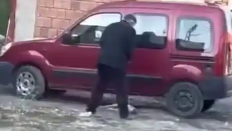Sokak Ortasında Köpeğe Şiddet: Şok Edici Görüntüler Kameralara Yansıdı