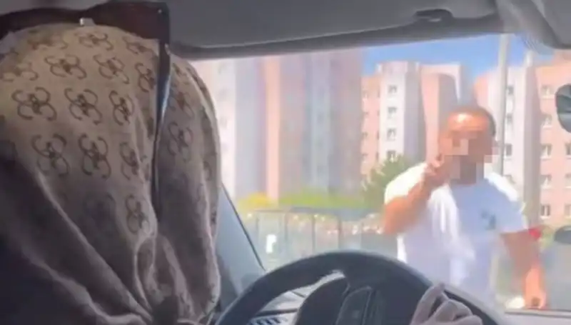 Trafikte Dehşet: Önünü Kesti, Aracın Camını Yumrukladı!