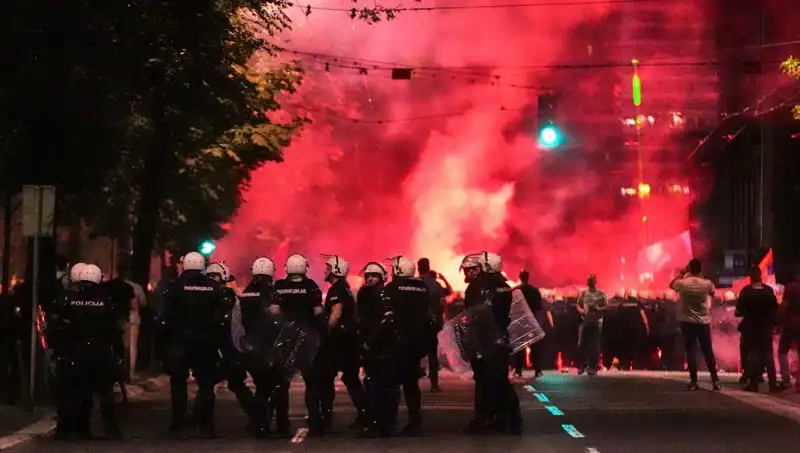 Sırbistan'da Erken Seçim İçin Yapılan Gösterilere Yoğun Katılım: Çok Sayıda Gözaltı