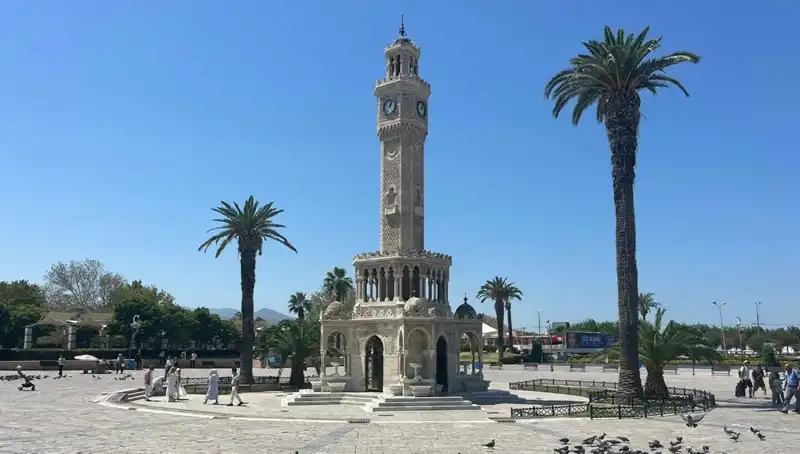 İzmir Sıcak Havaların Pençesinde: Meydanlar Boş, Sıcaklık 41 Dereceye Yükseliyor!