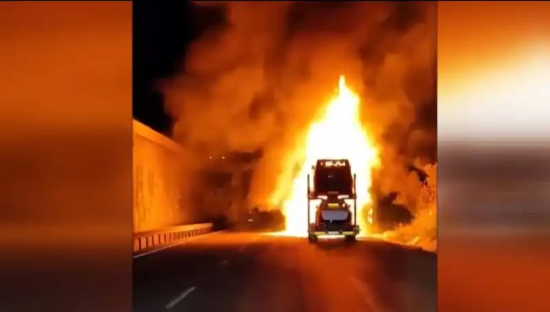 Otomobil Taşıyan Tırda Korkunç Yangın: 8 Araç Alev Alev Yanıp Kül Oldu