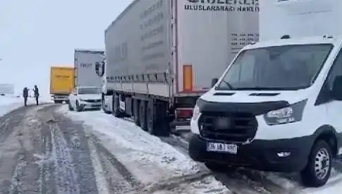 Kars-Ardahan Karayolunda Kar Fırtınası: TIR’lar Kara Saplandı, Tüm İhtimaller Değerlendiriliyor!