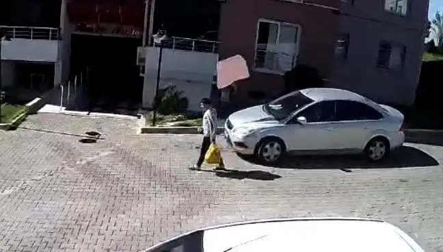 Çatısından Düşen Fayans İçin Şanslı Kurtuluş: Saniyelerle Hayata Tutunma