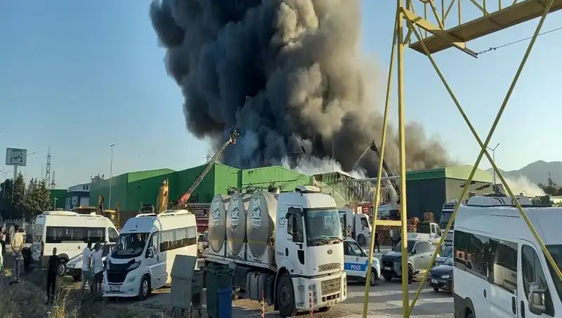 Gönen’de Fabrika Yangını: Görevliler İşçilerin Kimliklerini Tespit Etmek İçin Çalışıyor