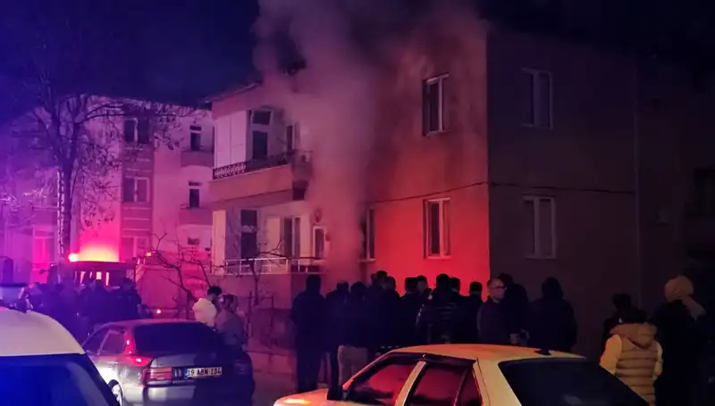 Çorum'da Apartman Yangını: 10 Kişi Dumandan Etkilendi, Vatandaşlar Panik İçinde!