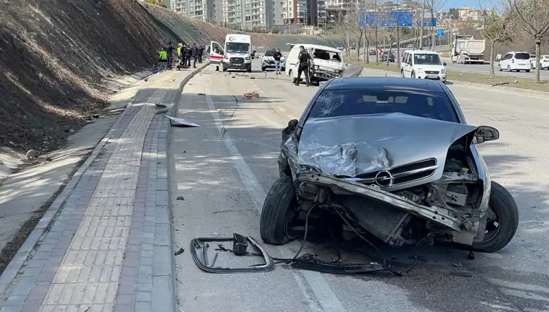 Şehirde Feci Kaza: Otomobil Minibüse Çarptı, Can Kaybı ve Yaralılar Var