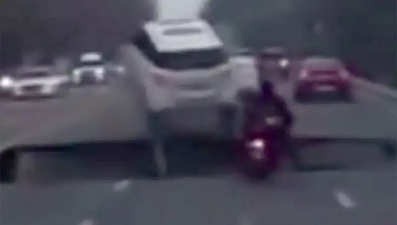 Güney Kore Otoyolunda Dev Çukur Motosikleti Yuttu, Şok Edici Görüntüler Ortaya Çıktı!