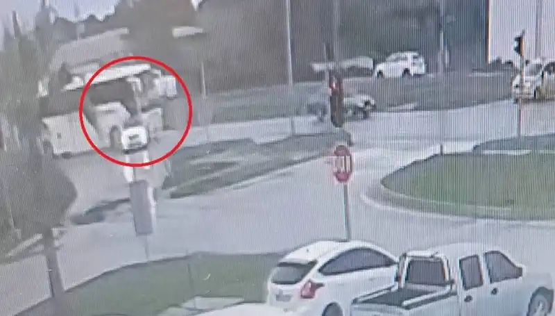 Kırmızı Işıkta Durdu, Yolcu Otobüsü Trafik Kazasına Neden Oldu