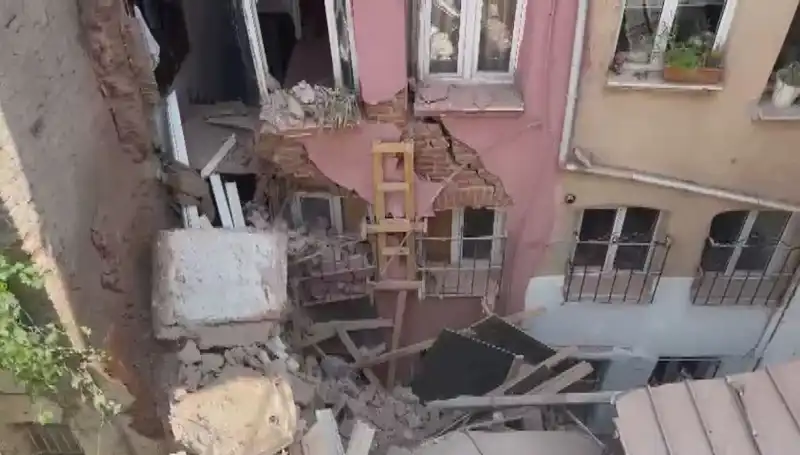 İstanbul’da Üç Katlı Binanın Balkonu Aniden Çöktü: O Anlar Kameralarda