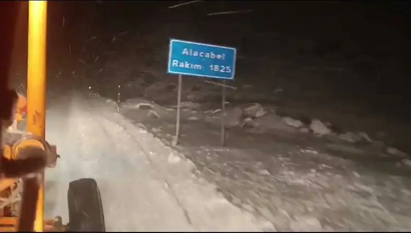 Antalya'da Beklenmedik Kar Sürprizi: Şehir Beyaza Büründü