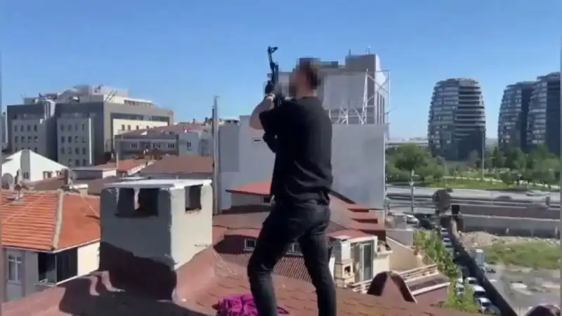 İstanbul'daki Şaşırtıcı Operasyonda Bacadan Silahtan Arındırma!