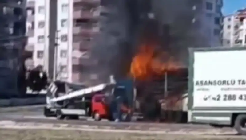 Alev Alev Yanan TIR, Şehrin Ortasında Küllerle Kaplandı