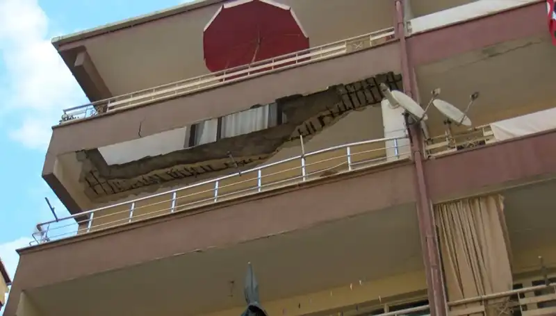 Güngören'de Korkunç Anlar: Beş Katlı Binanın Balkonu Çöktü