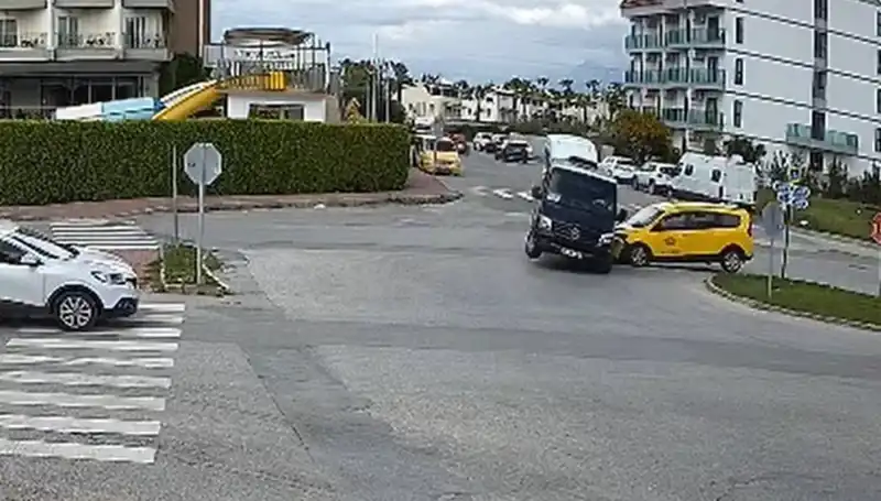 Şehirdeki Kavşakta Feci Kaza: Minibüs ve Ticari Taksi Çarpıştı