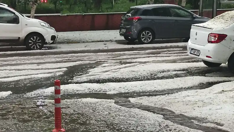 Ardahan'da Dolu Yağışı Şehirde Beyaz Bir Hava Yarattı