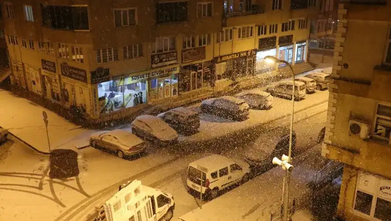 Gözlerden Kaçamayan İki Mevsim: Gece Yağan Kar, Sabah Gelen Bahar