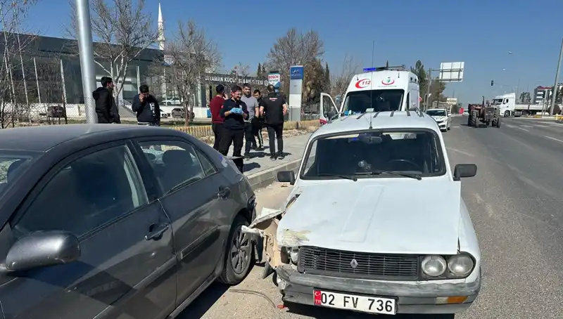 Park Halindeki Araca Çarpan Otomobilde Şok Olay: Bir Yaralı