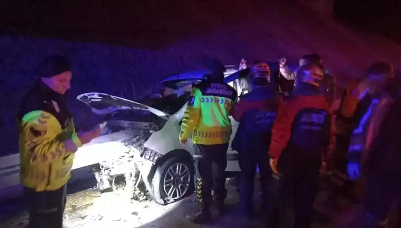 Şehirde Korkunç Kaza: Bariyer Otomobile Saplandı, Dört Kişi Yaralı