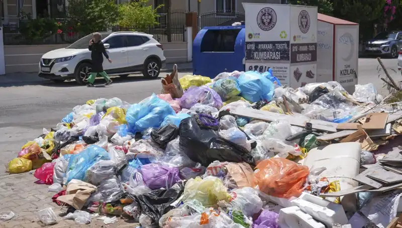 İzmir’de Çöp Yığınları Artıyor: Temizlik Sorunu Büyüyor!