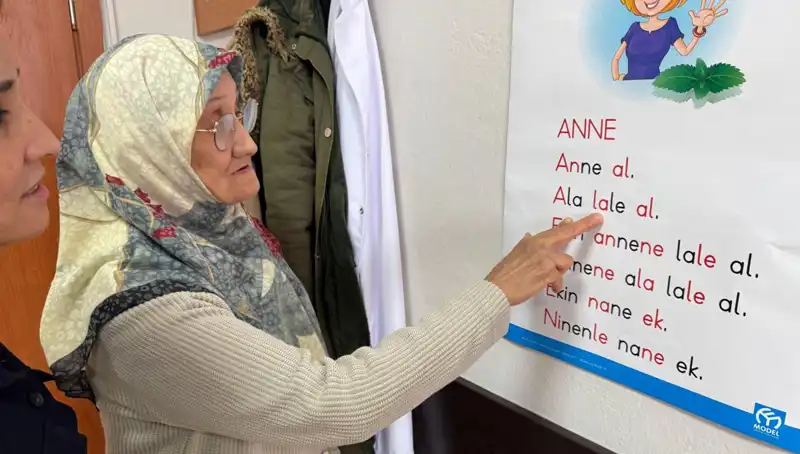 65 Yaşında Okuma Yazma Öğrenmeye Karar Veren Ayşe Teyze’nin Hikayesi