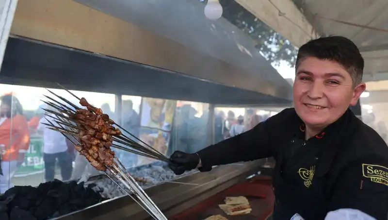 Kozan Karnavalı'nda Yarım Ton Ciğer Tüketildi: Lezzet Festivali