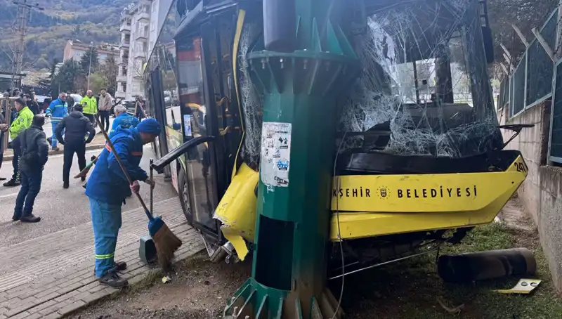 Bursa'da Belediyenin Otobüsü Kaza Yaptı: 8 Yaralı! Hayatını Kaybeden Var mı?