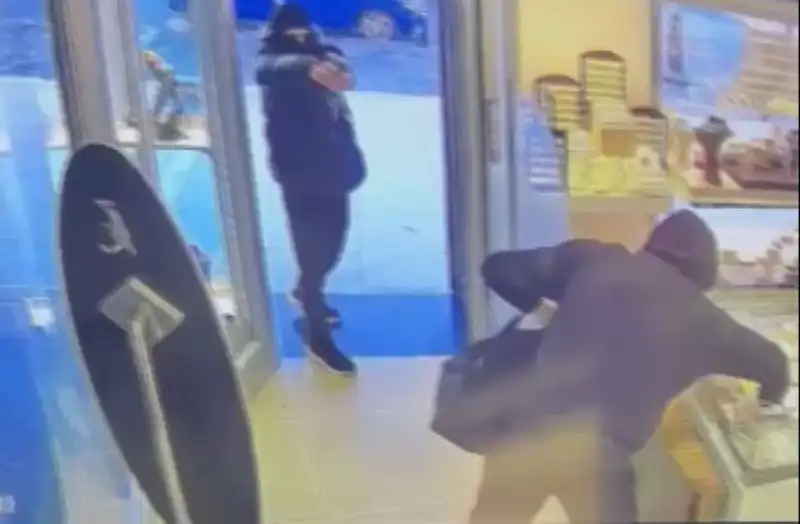 Ümraniye’de Korkutan Soygun Girişimi: Maskeli Silahlı Şahıslar Korku Salı